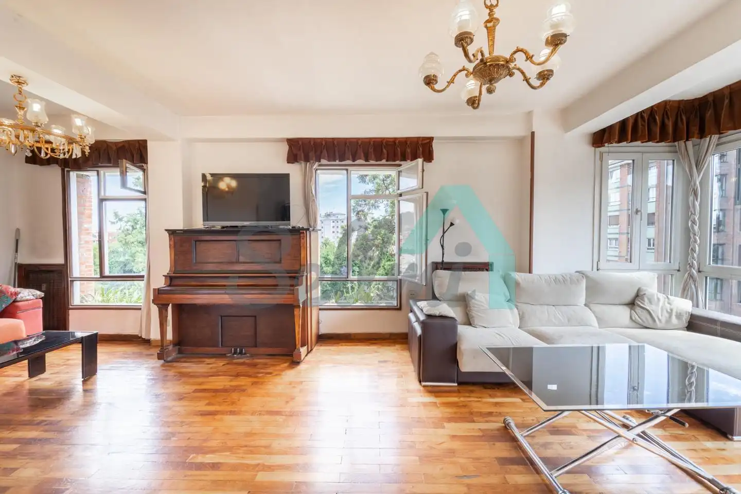 Sala de estar de Piso en venta en Oviedo  con Calefacción, Parquet y Terraza