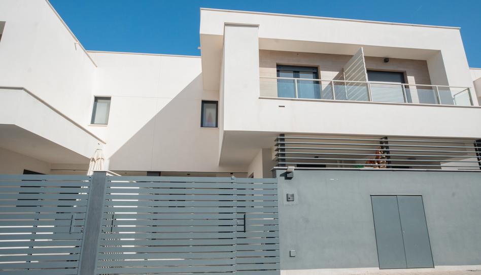 Foto 1 de Casa adosada en venta en  Calle Jose Mejias Salguero, Entrenúcleos, Sevilla