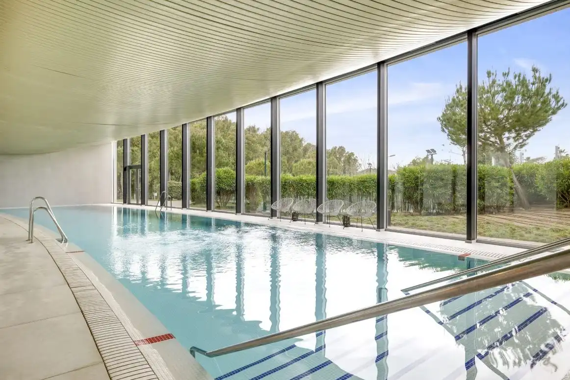 Piscina de Apartament en venda en Estepona amb Aire condicionat, Calefacció i Jardí privat