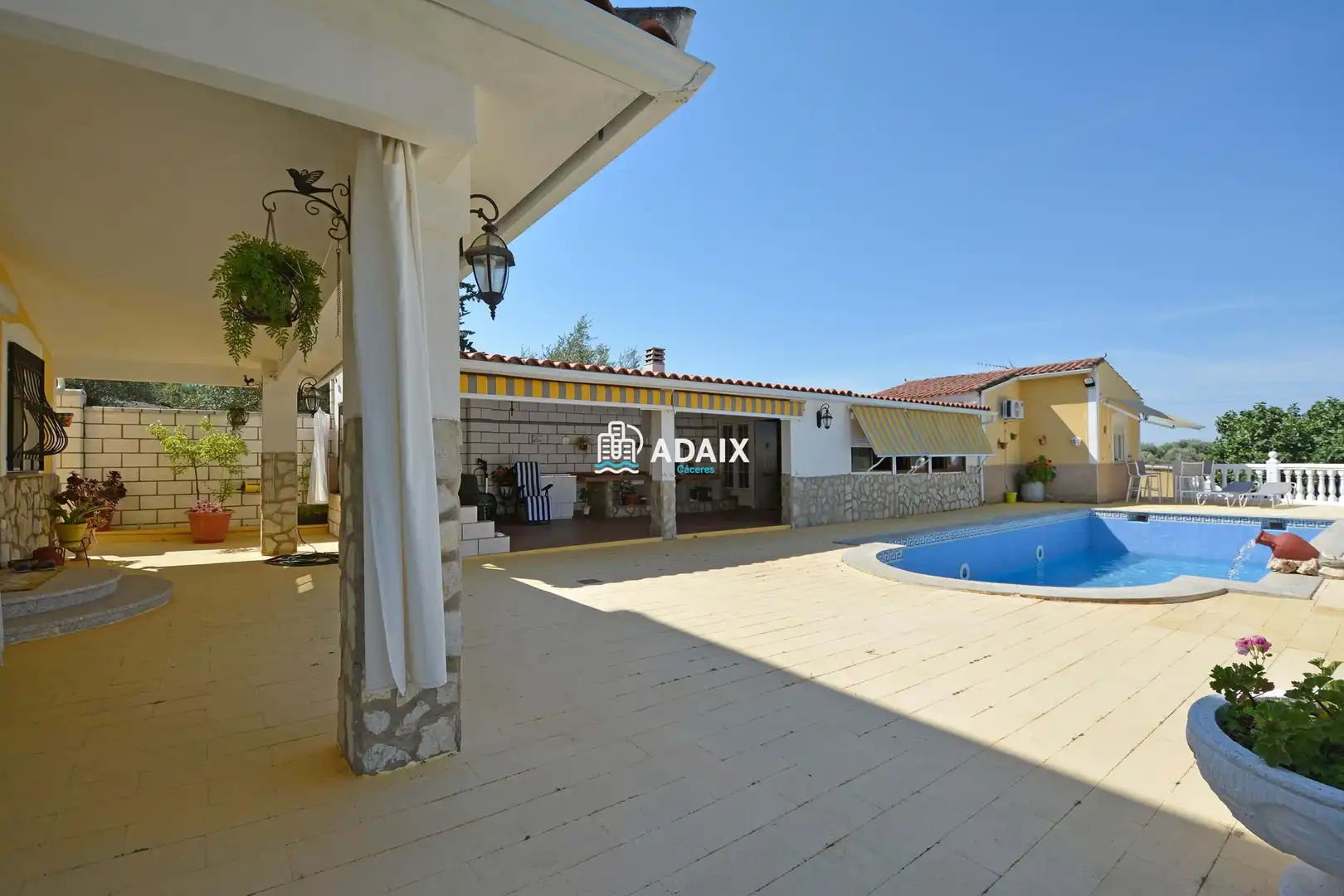 Vista exterior de Casa o xalet en venda en Malpartida de Cáceres amb Aire condicionat, Calefacció i Jacuzzi