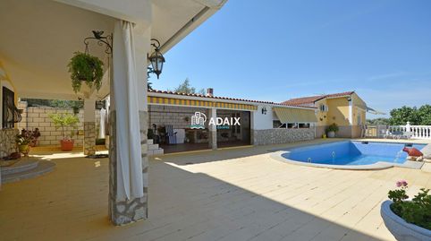 Encantador chalet de 5 dormitorios y 4 baños en Malpartida de Cáceres, con amplias vistas, jardín, piscina y todas las comodidades