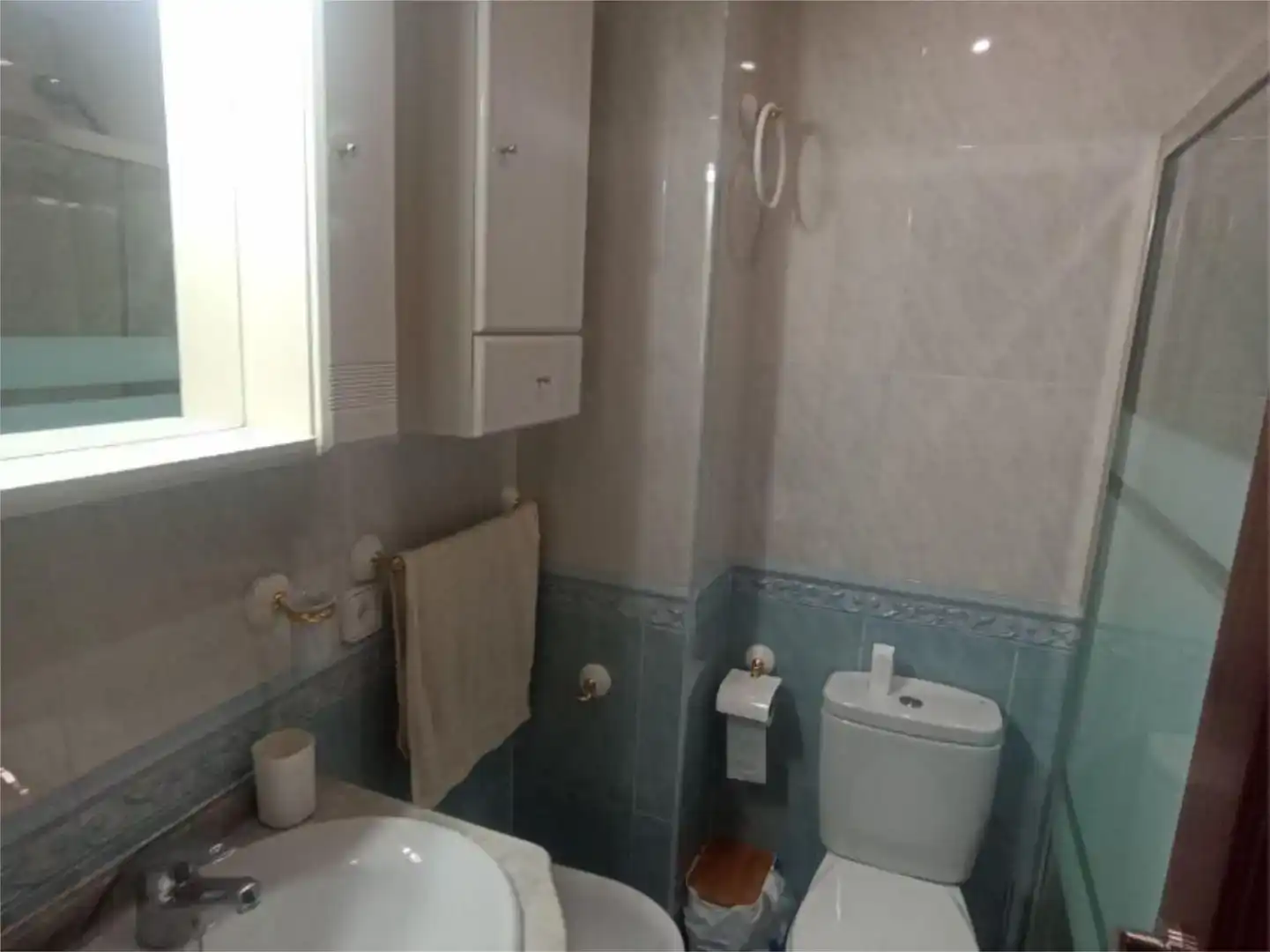 Badezimmer von Wohnung zur Miete in Cabra mit Klimaanlage und Balkon