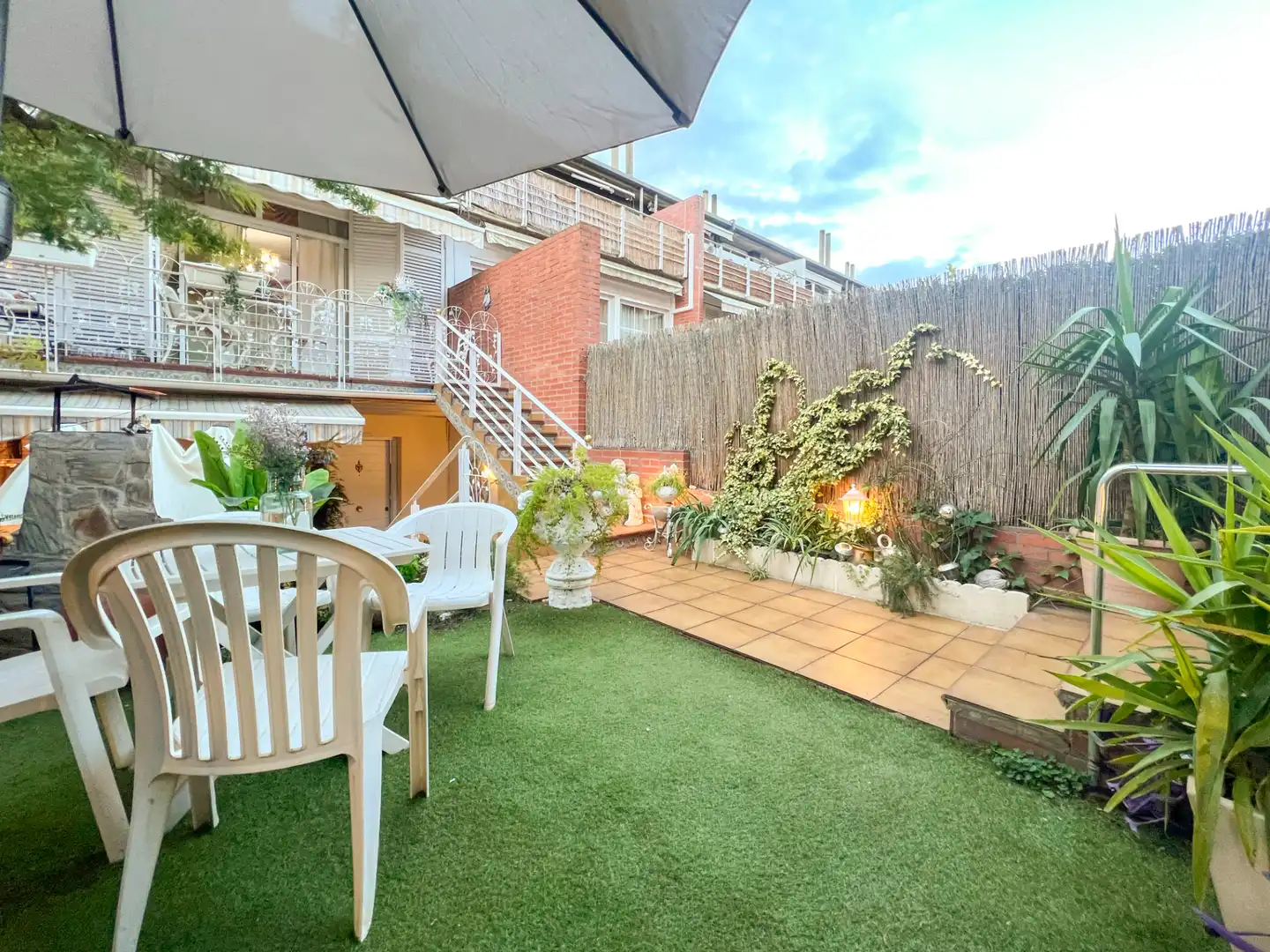 Terrasse von Einfamilien-Reihenhaus zum Verkauf in Mollet del Vallès mit Klimaanlage, Heizung und Privatgarten