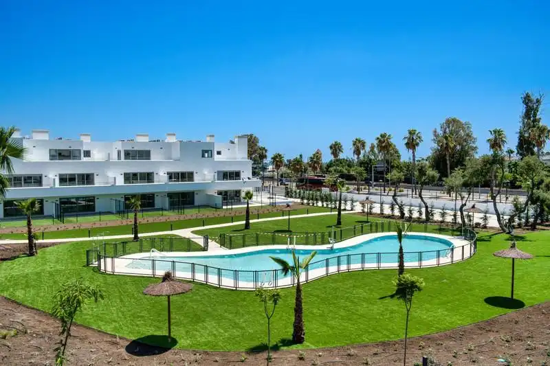Vista exterior de Apartamento de alquiler en Estepona con Aire acondicionado, Calefacción y Terraza