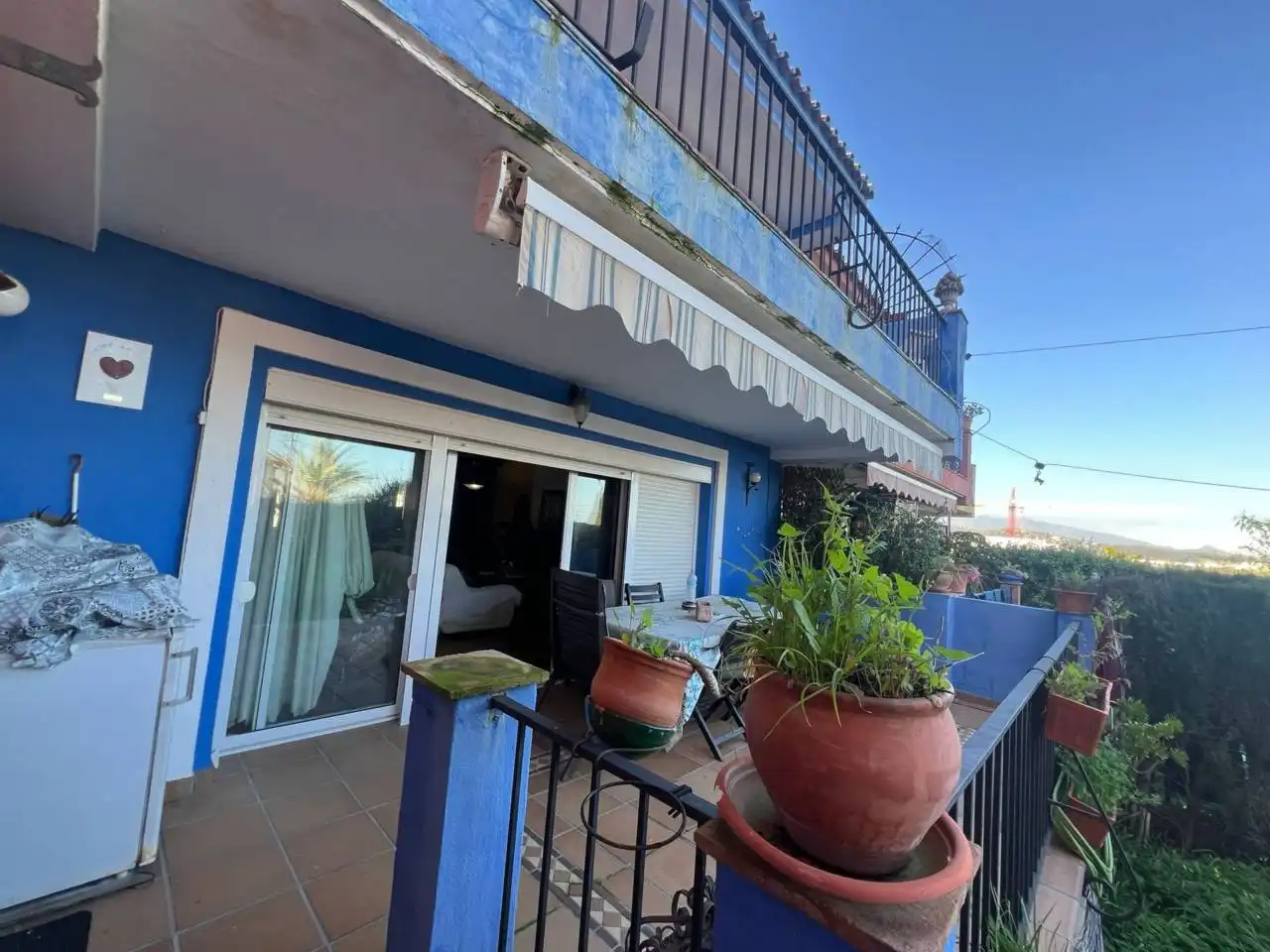 Vista exterior de Casa adosada en venda en Estepona amb Jardí privat, Terrassa i Moblat