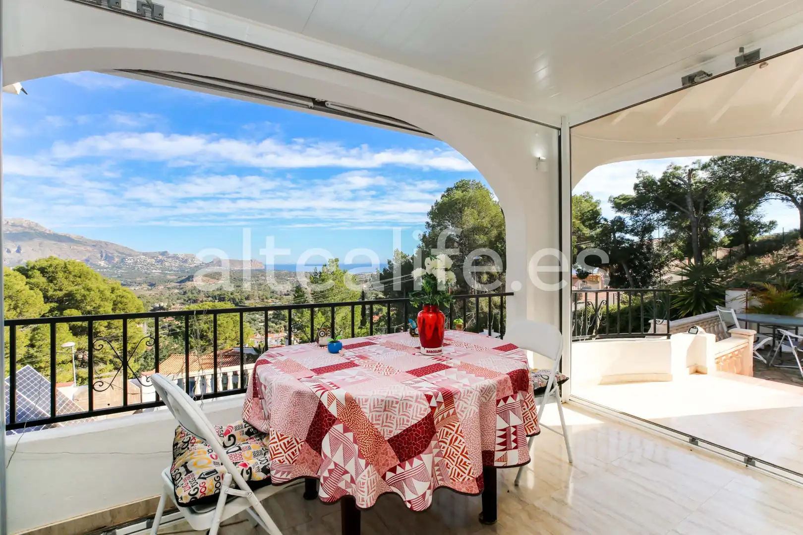 Vista exterior de Casa o xalet en venda en La Nucia amb Aire condicionat, Jardí privat i Terrassa