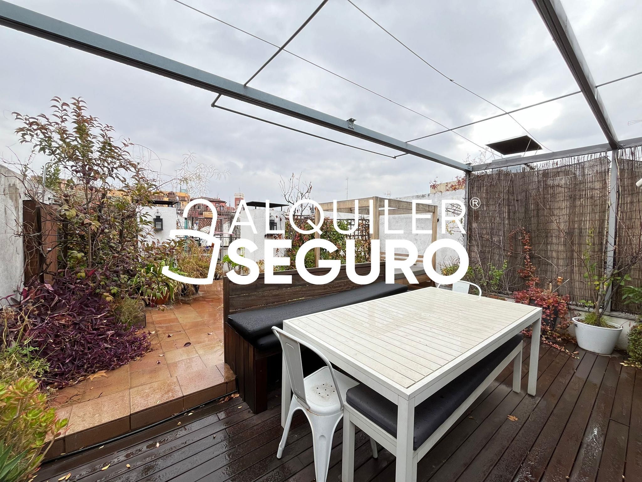 Terraza de Ático de alquiler en  Madrid Capital con Calefacción, Terraza y Amueblado