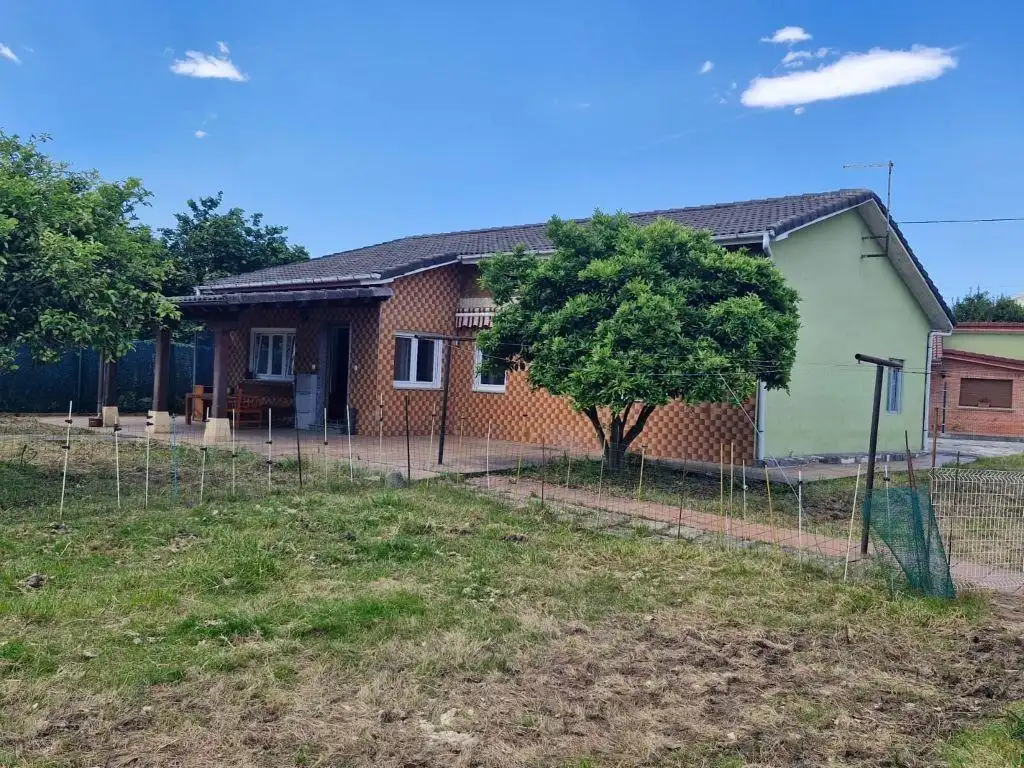 Vista exterior de Casa o xalet en venda en Los Corrales de Buelna  amb Calefacció, Jardí privat i Traster