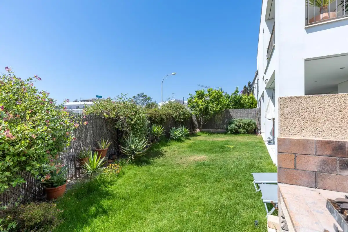 Garten von Erdgeschoss zum Verkauf in Santa Eulària des Riu mit Klimaanlage, Heizung und Schwimmbad