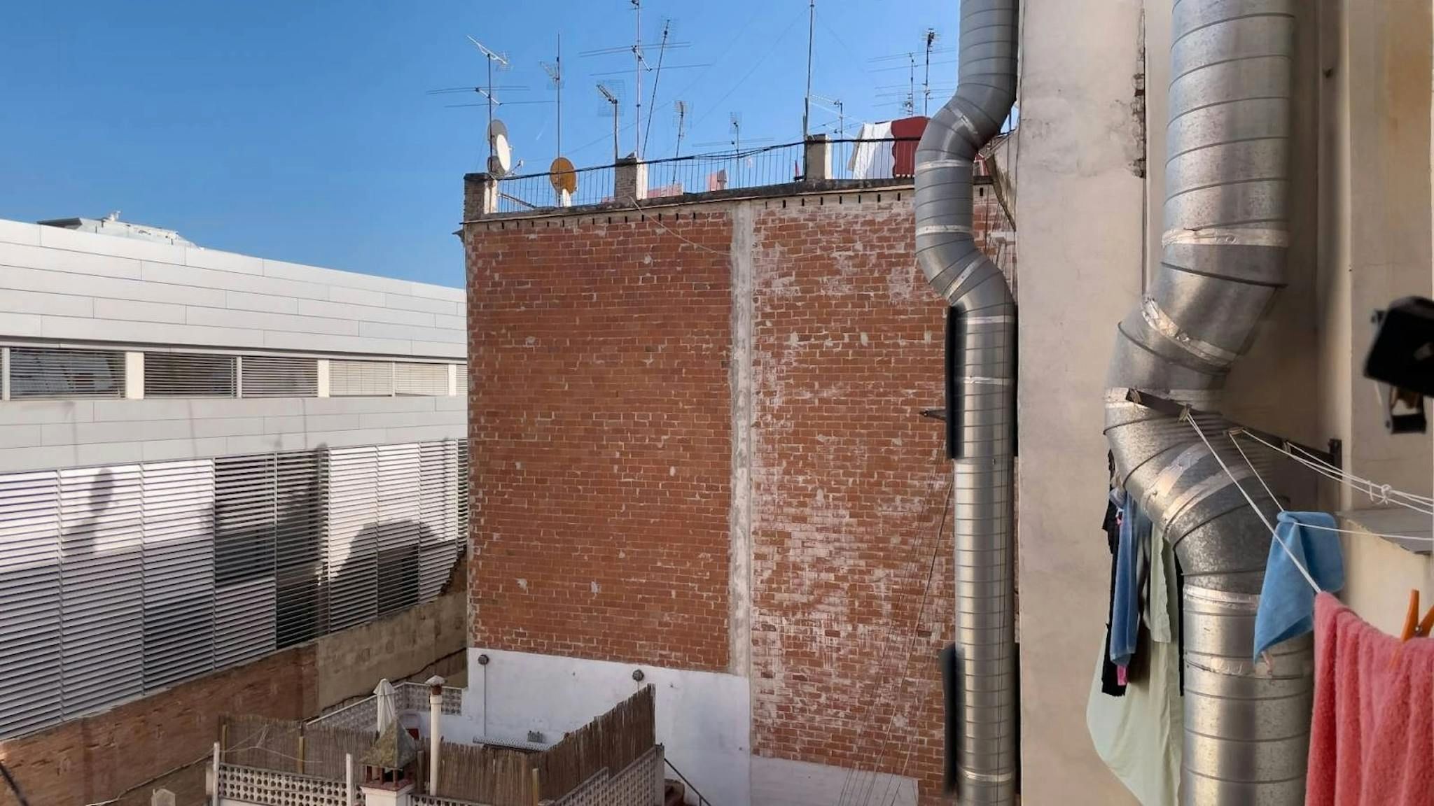 Exterior view of Flat to share in  Barcelona Capital  with Washing machine and TV