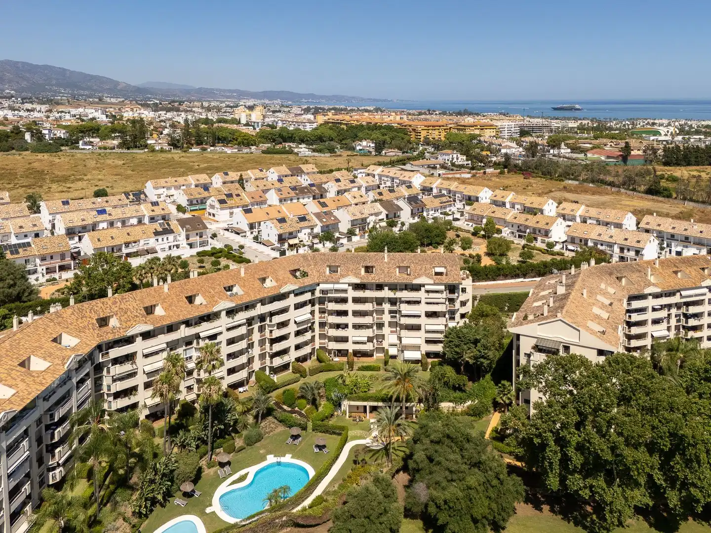 Vista exterior de Pis en venda en Marbella amb Aire condicionat, Terrassa i Traster