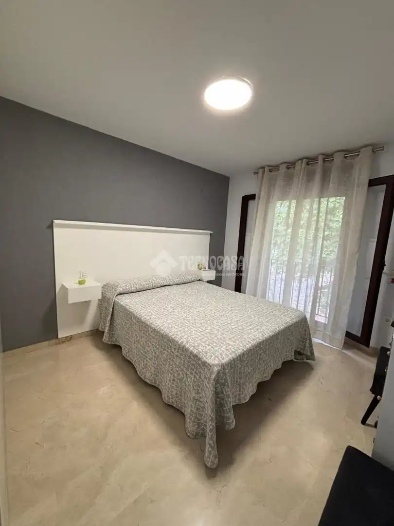 Dormitori de Casa adosada en venda en Alcalá de Guadaira amb Aire condicionat i Terrassa
