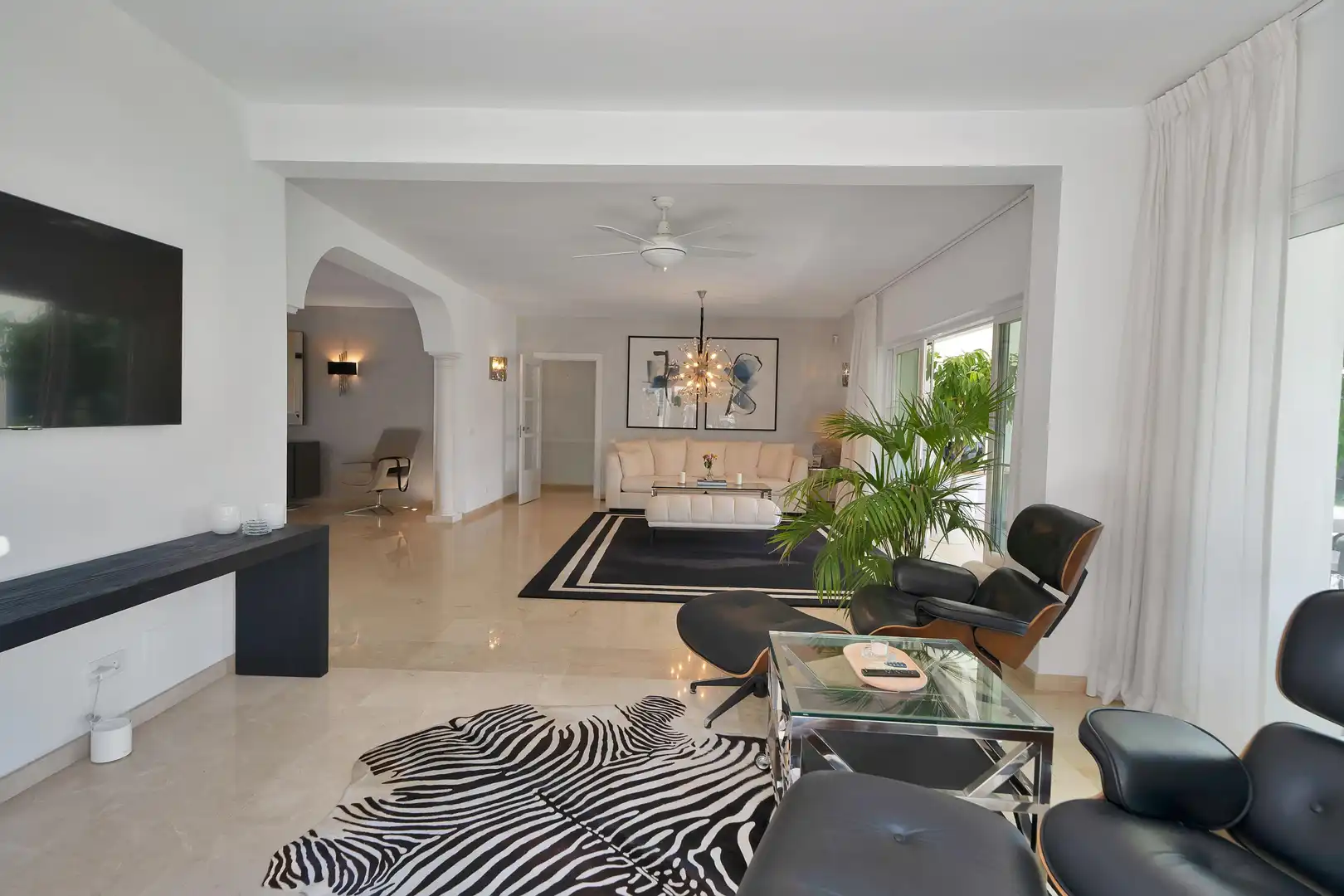 Sala d'estar de Casa o xalet de lloguer en Estepona amb Aire condicionat, Calefacció i Jardí privat