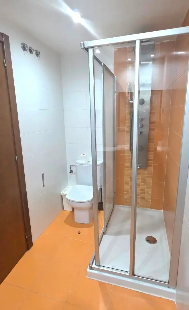Baño de Dúplex de alquiler en Barcelona con Aire acondicionado, Calefacción y Terraza