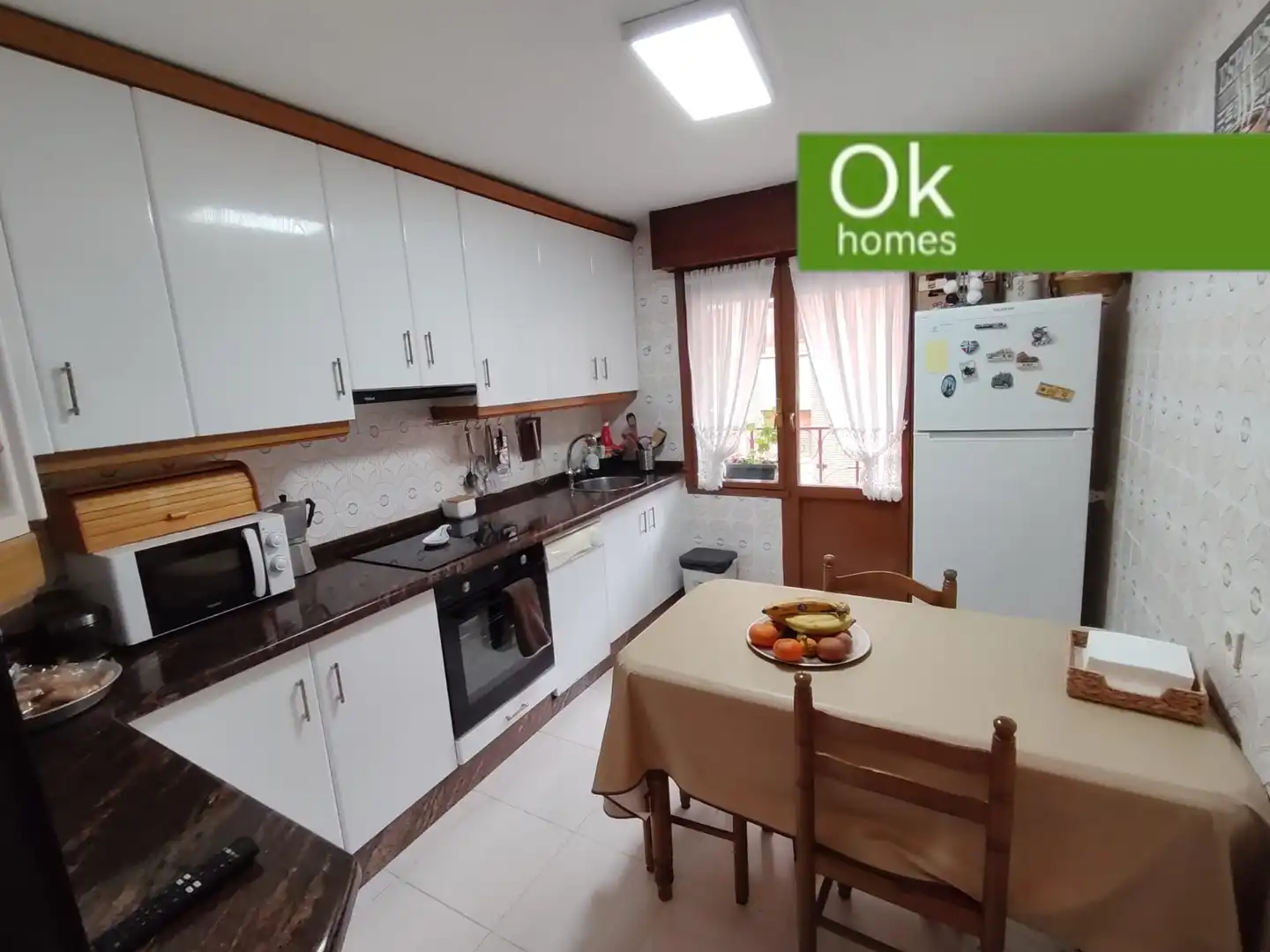 Cuina de Casa adosada en venda en San Martín del Rey Aurelio amb Calefacció, Parquet i Terrassa