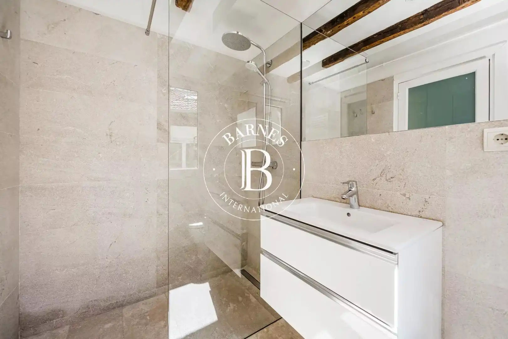 Badezimmer von Wohnung zur Miete in Madrid mit Klimaanlage, Heizung und Ofen