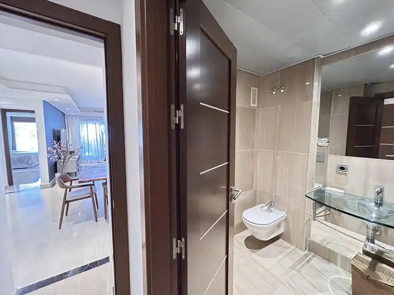 Baño de Apartamento de alquiler en Estepona con Aire acondicionado, Terraza y Piscina