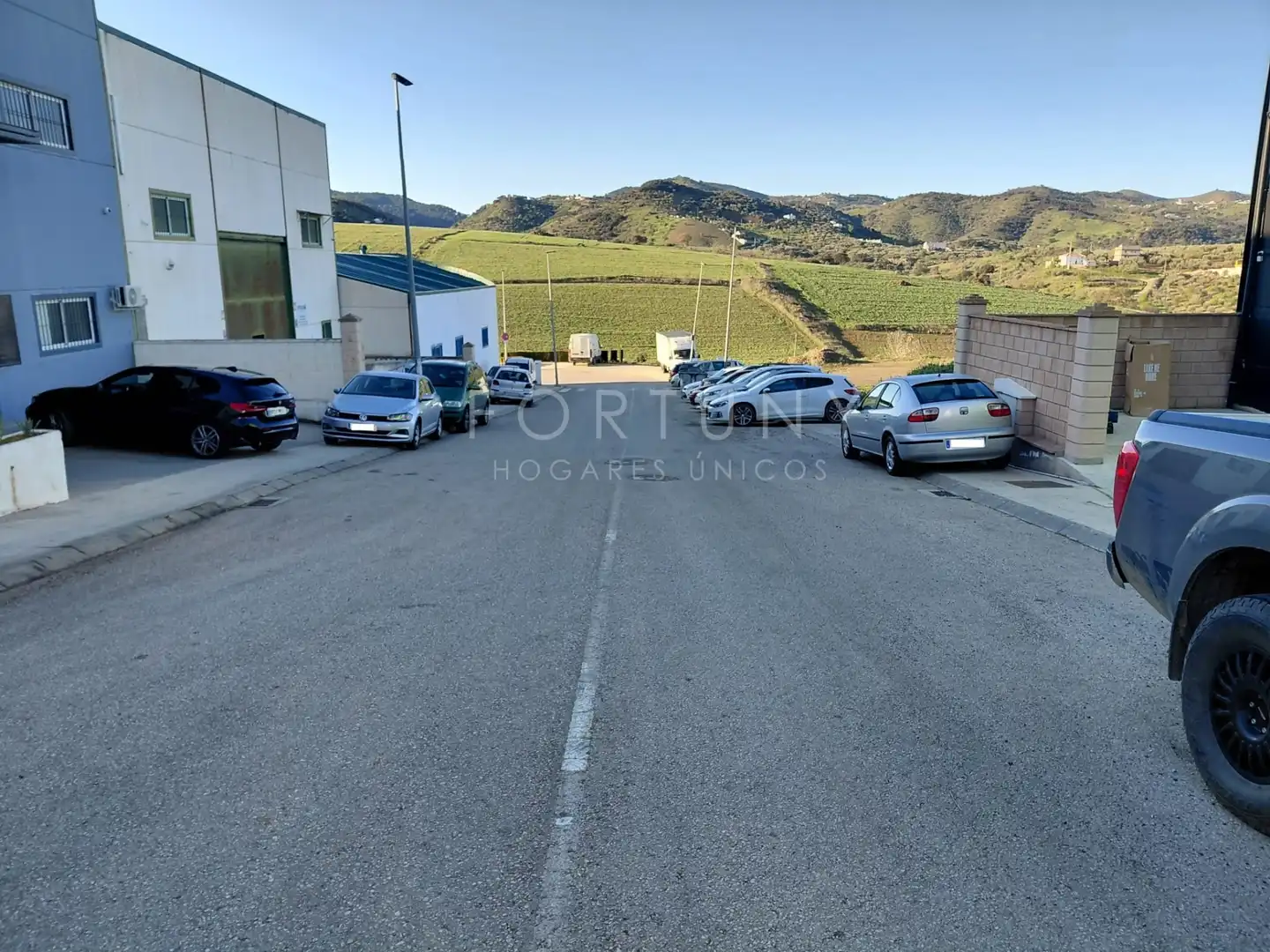 Parkplatz von Fabrikhallen zur Miete in Colmenar