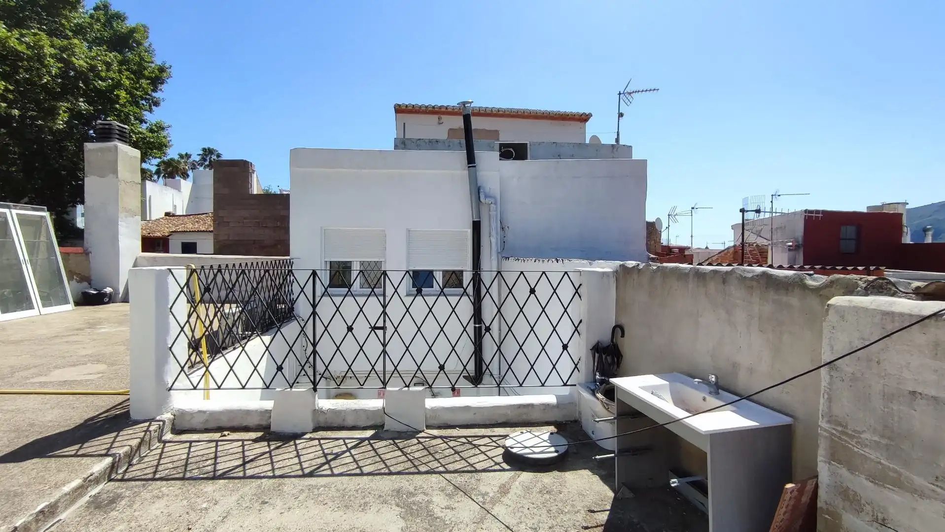 Vista exterior de Casa o xalet en venda en Tavernes de la Valldigna amb Aire condicionat, Terrassa i Traster