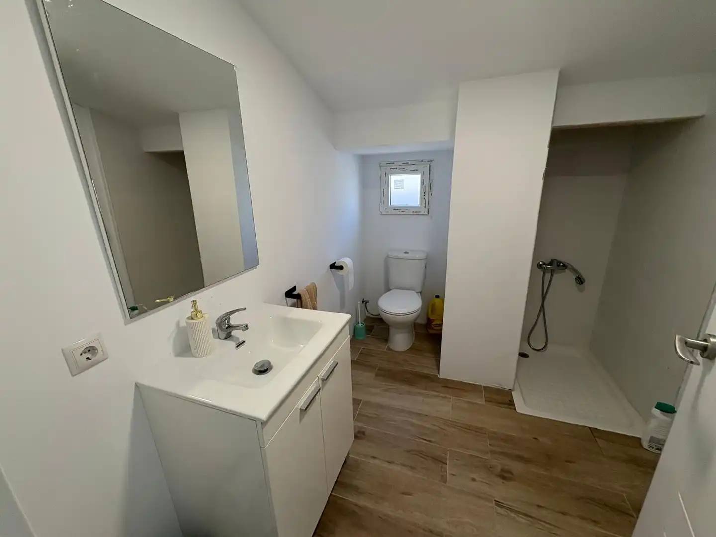 Badezimmer von Einfamilien-Reihenhaus zum Verkauf in Alpicat mit Klimaanlage, Heizung und Privatgarten