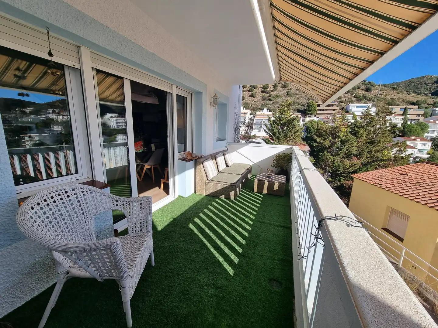 Terrasse von Einfamilien-Reihenhaus zum Verkauf in Roses mit Klimaanlage, Heizung und Privatgarten
