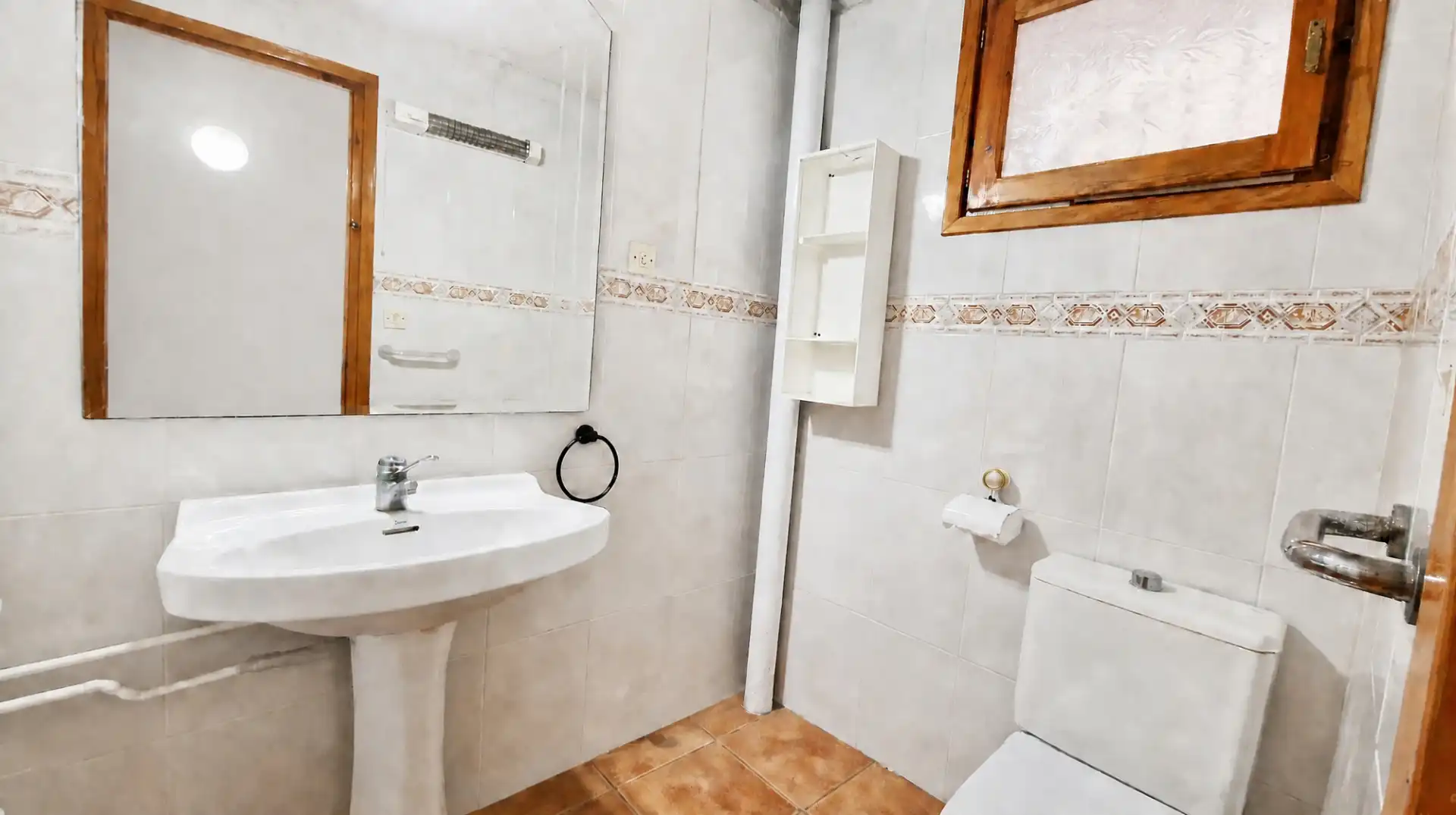 Bany de Casa adosada en venda en Alloza amb Calefacció, Parquet i Moblat