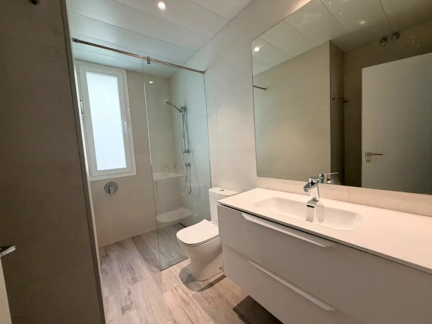 Bathroom of Flat for sale in Madrid  with Air Conditioner, Heating and Storage room
