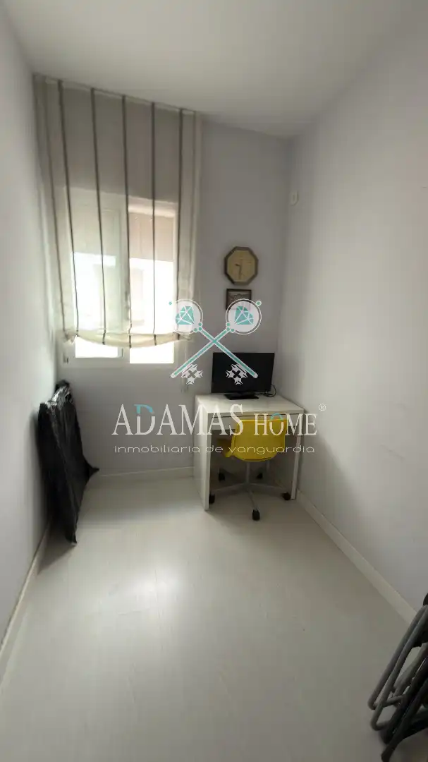 Bedroom of Flat for sale in Sevilla  with Air Conditioner and Balcony