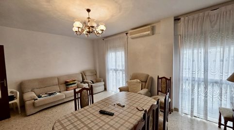 Foto 3 de Casa adosada en venta en Velarde, Lora del Río, Sevilla