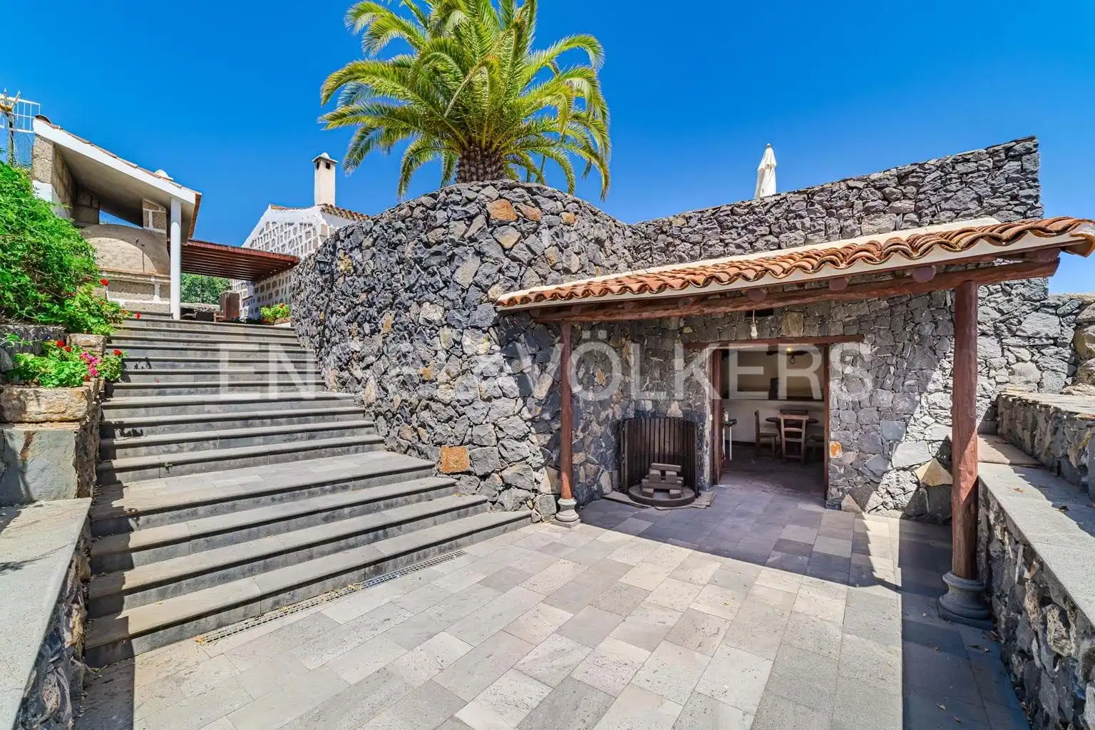 Vista exterior de Casa o xalet en venda en Granadilla de Abona amb Aire condicionat, Terrassa i Moblat