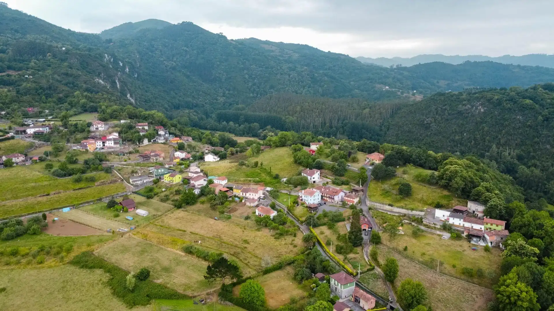 Vista exterior de Casa o xalet en venda en Oviedo  amb Calefacció, Jardí privat i Terrassa