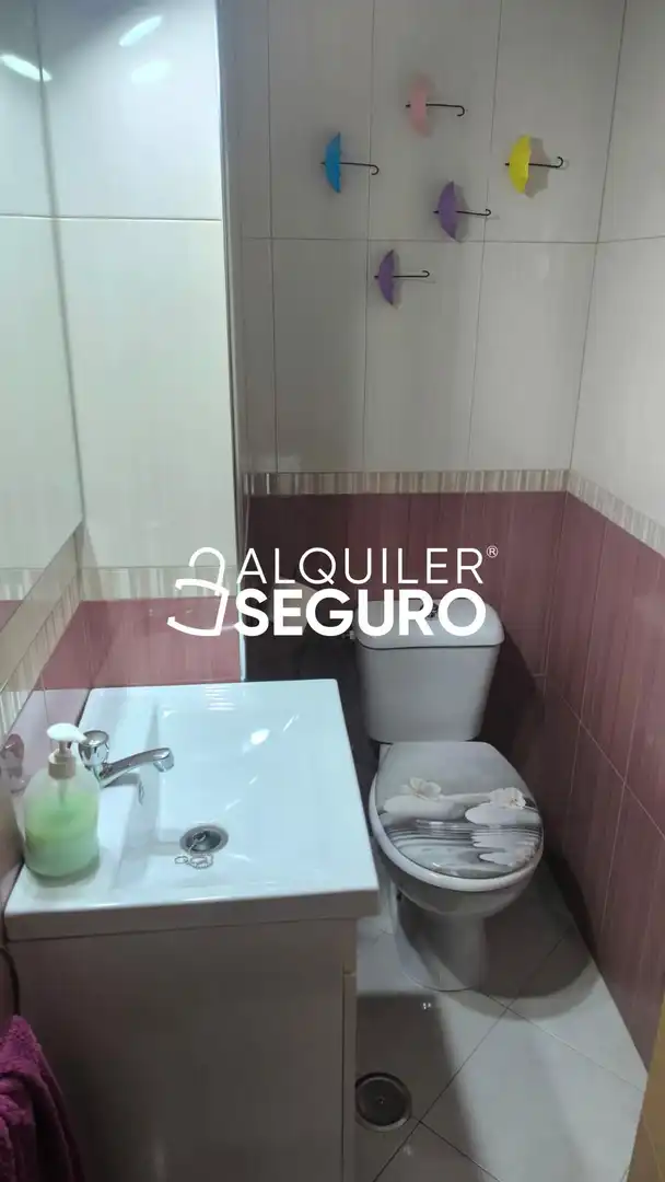 Bathroom of Flat for rent in Sevilla  with Air Conditioner and Furnished