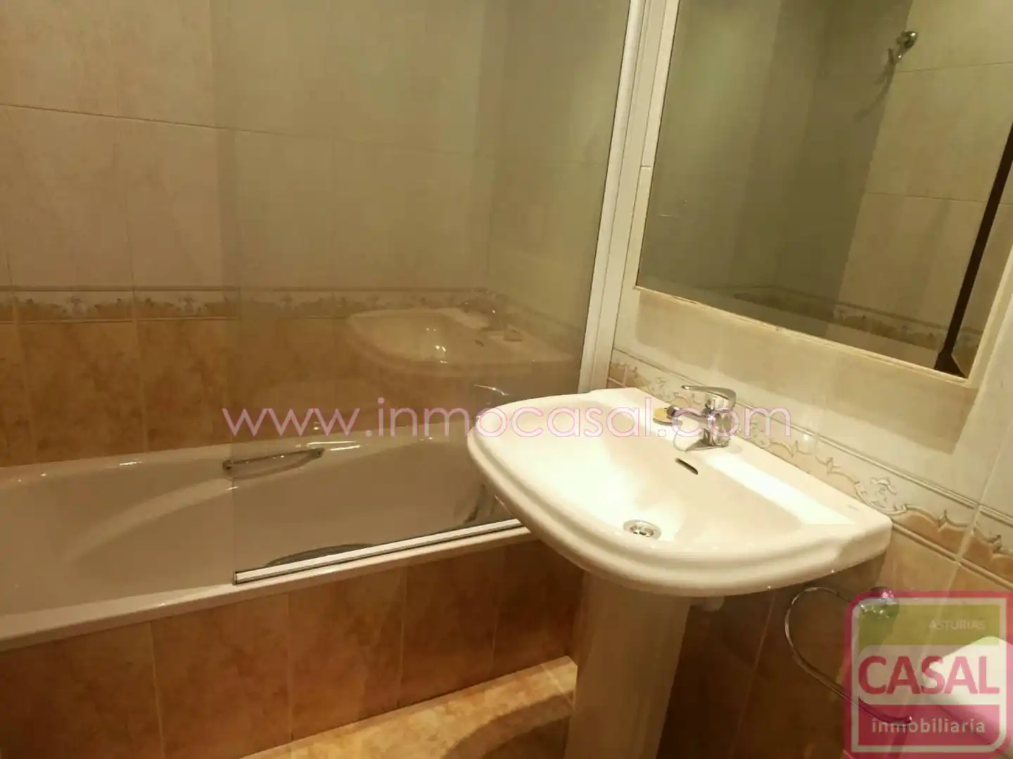 Badezimmer von Wohnung zur Miete in Oviedo  mit Heizung und Möbliert