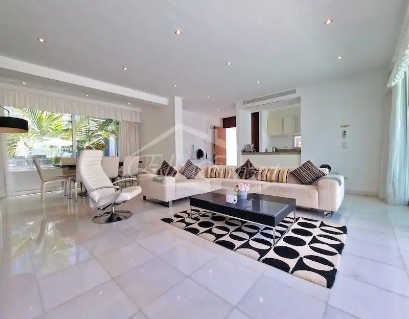 Sala d'estar de Casa o xalet en venda en Adeje amb Aire condicionat, Jardí privat i Terrassa