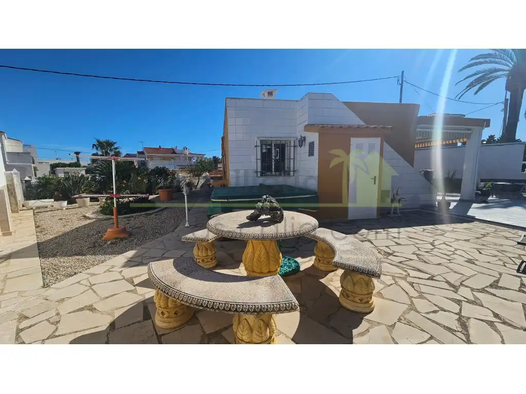 Vista exterior de Casa o xalet en venda en Vinaròs amb Aire condicionat, Calefacció i Jardí privat