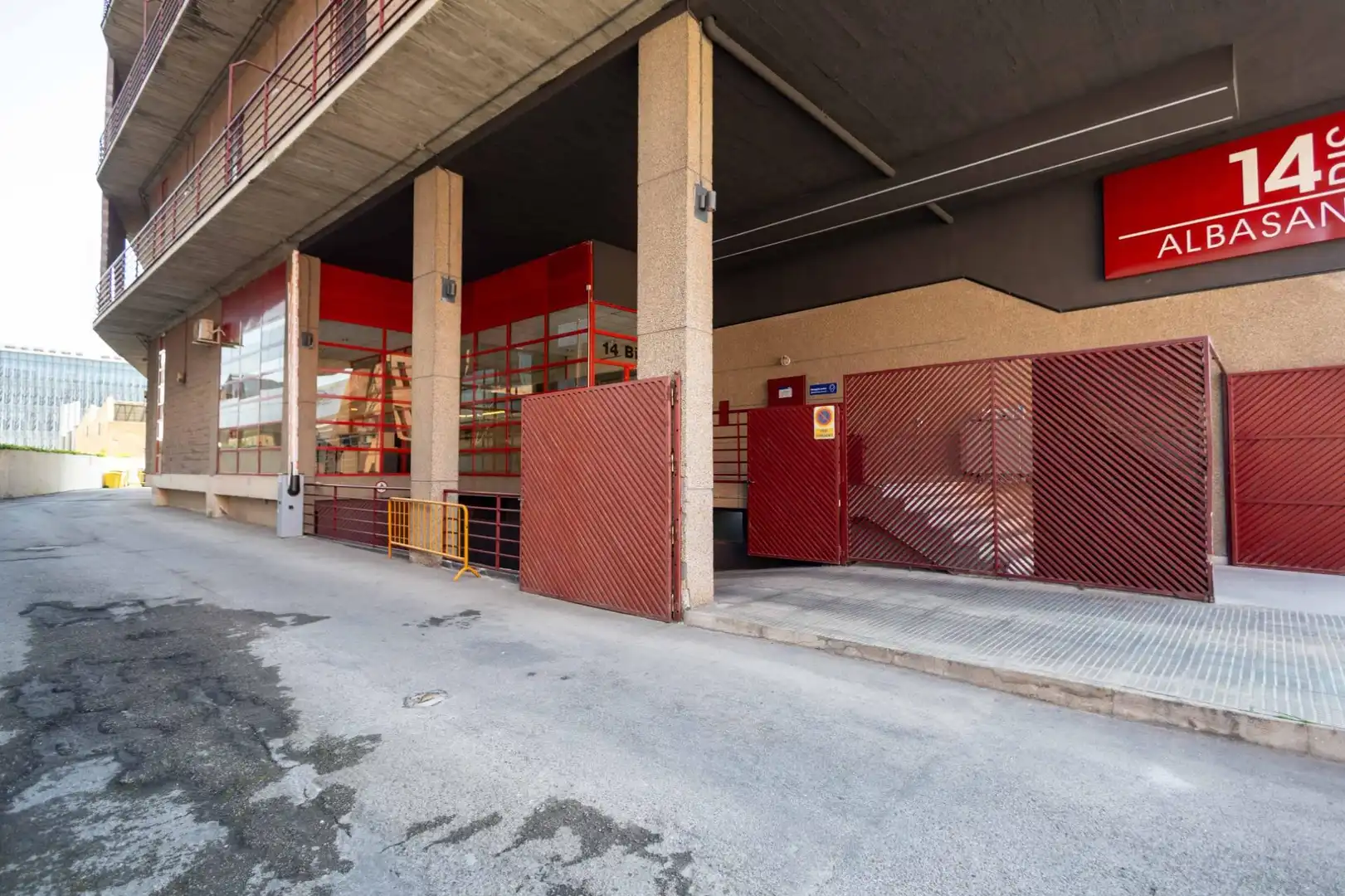 Exterior view of Commercial properties for rent in Madrid  with Air Conditioner