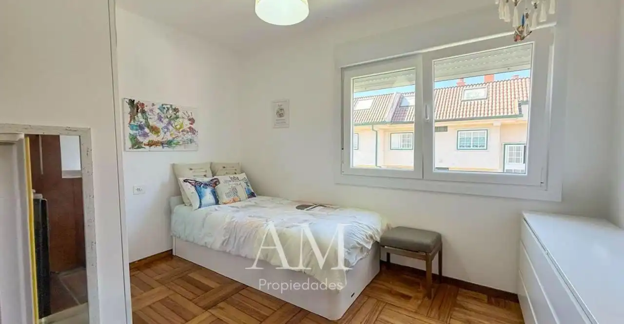 Dormitori de Dúplex en venda en Nigrán amb Terrassa, Traster i Moblat