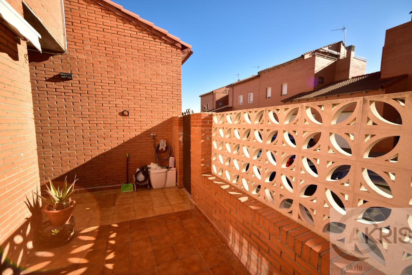 Terrassa de Casa adosada en venda en Chozas de Canales amb Calefacció i Jardí privat