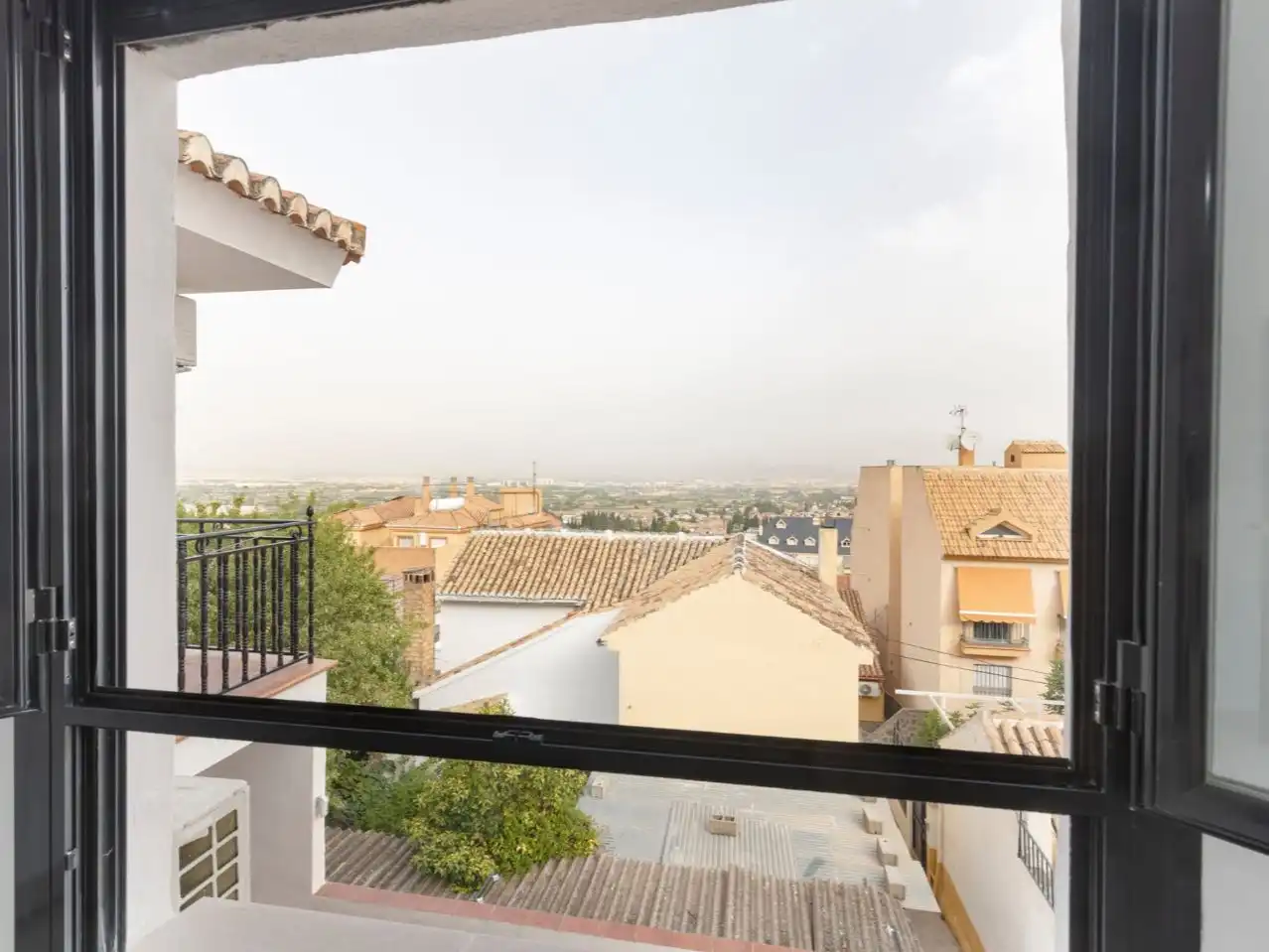 Vista exterior de Casa o xalet en venda en Cájar amb Aire condicionat i Balcó