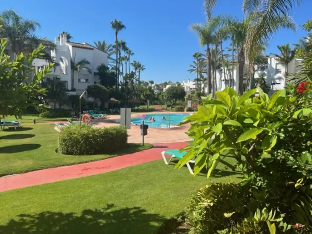 Jardín de Apartamento de alquiler en Estepona con Aire acondicionado, Terraza y Piscina