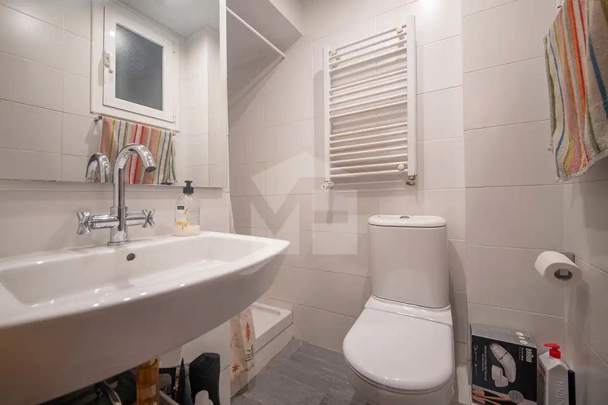 Bathroom of Flat for sale in Barcelona  with Air Conditioner and Heating