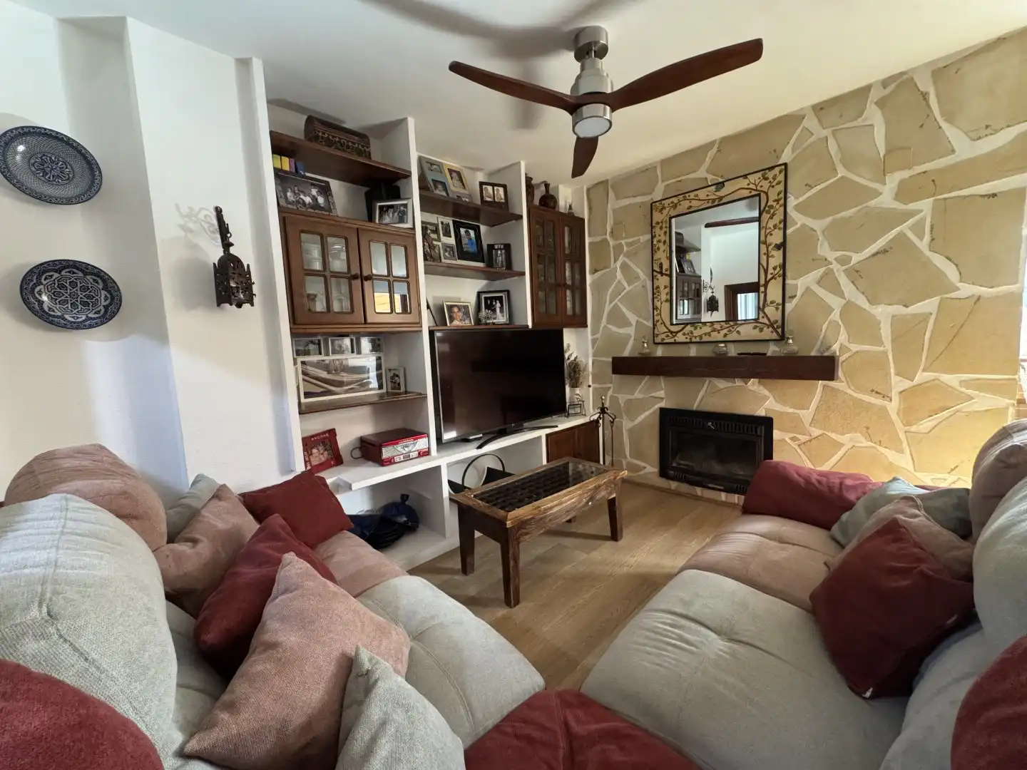 Sala de estar de Casa adosada en venta en Bormujos con Aire acondicionado, Terraza y Trastero