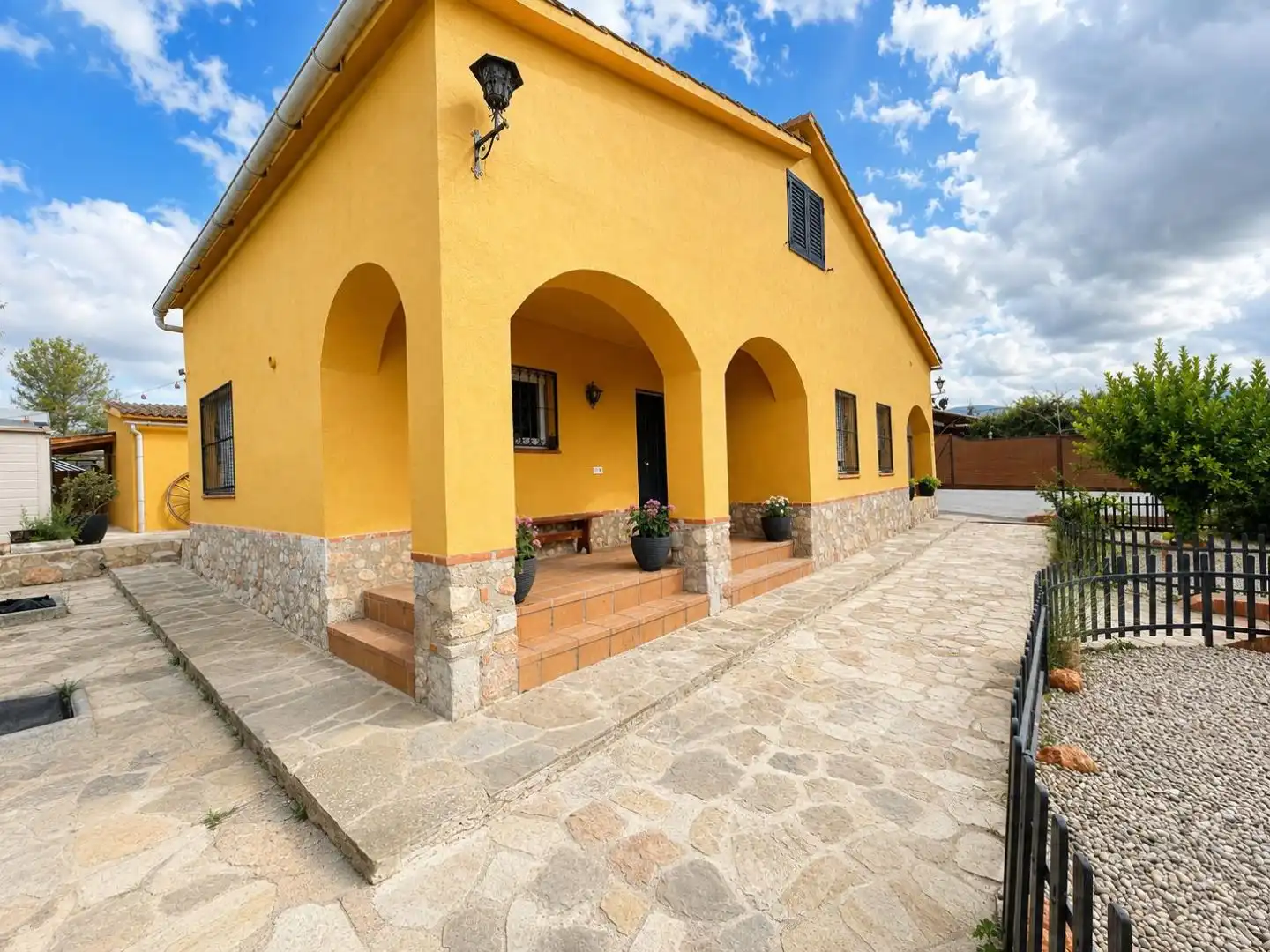Casa amb piscina en venda a Carrer Girona 94