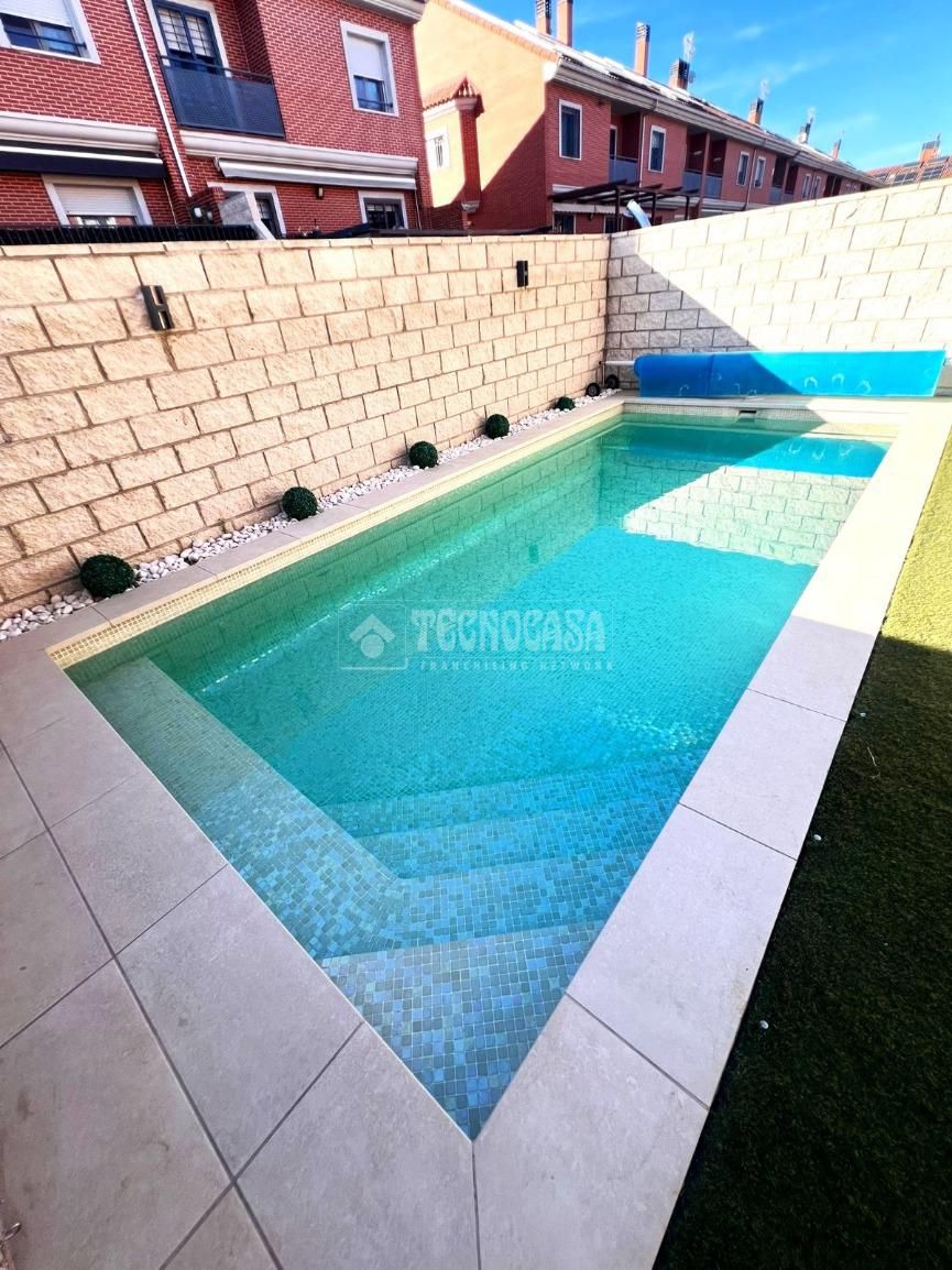 Swimming pool of Single-family semi-detached for sale in Parla  with Air Conditioner, Heating and Private garden