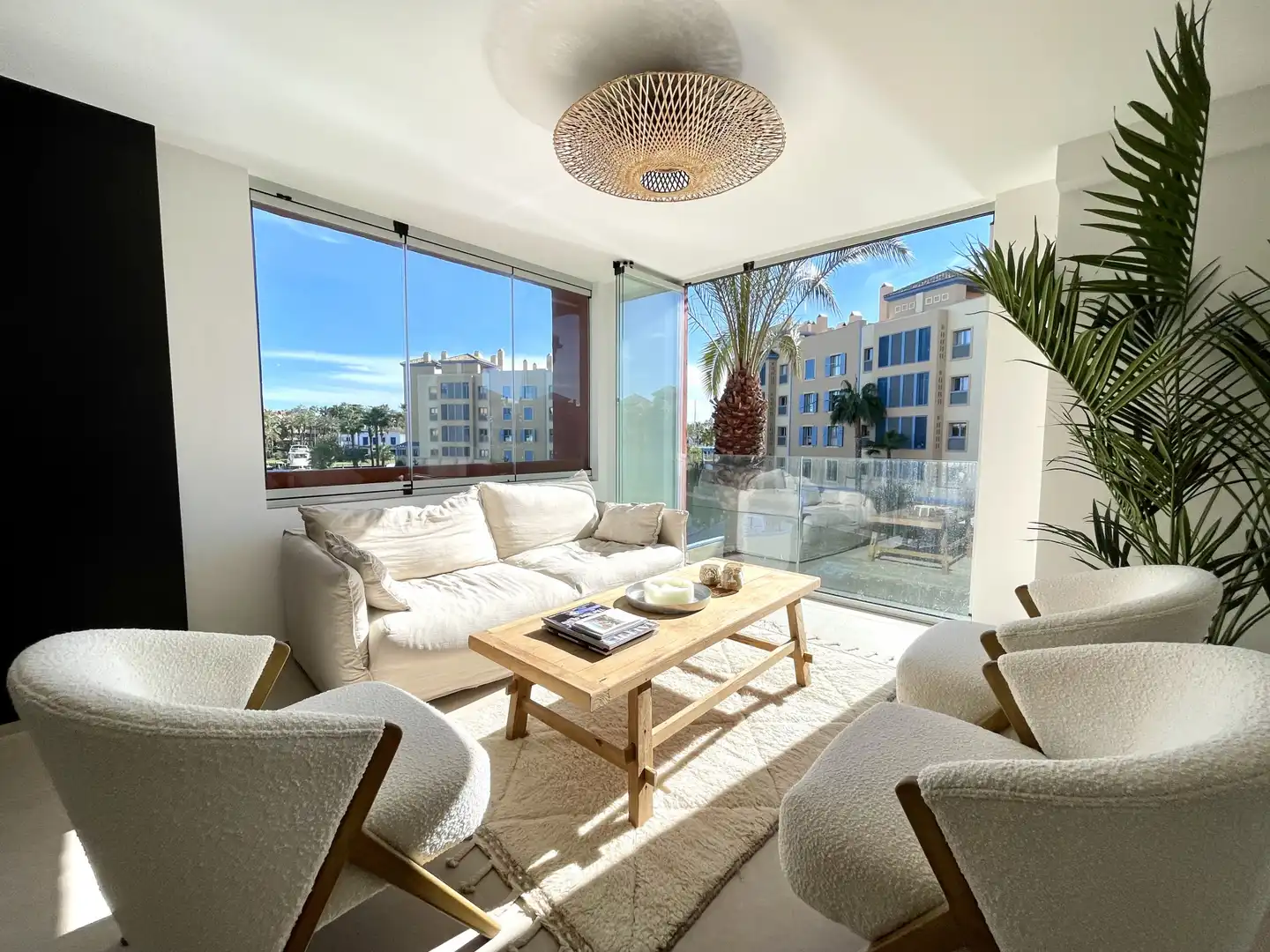 Sala de estar de Apartamento en venta en Sotogrande con Aire acondicionado, Piscina y Balcón