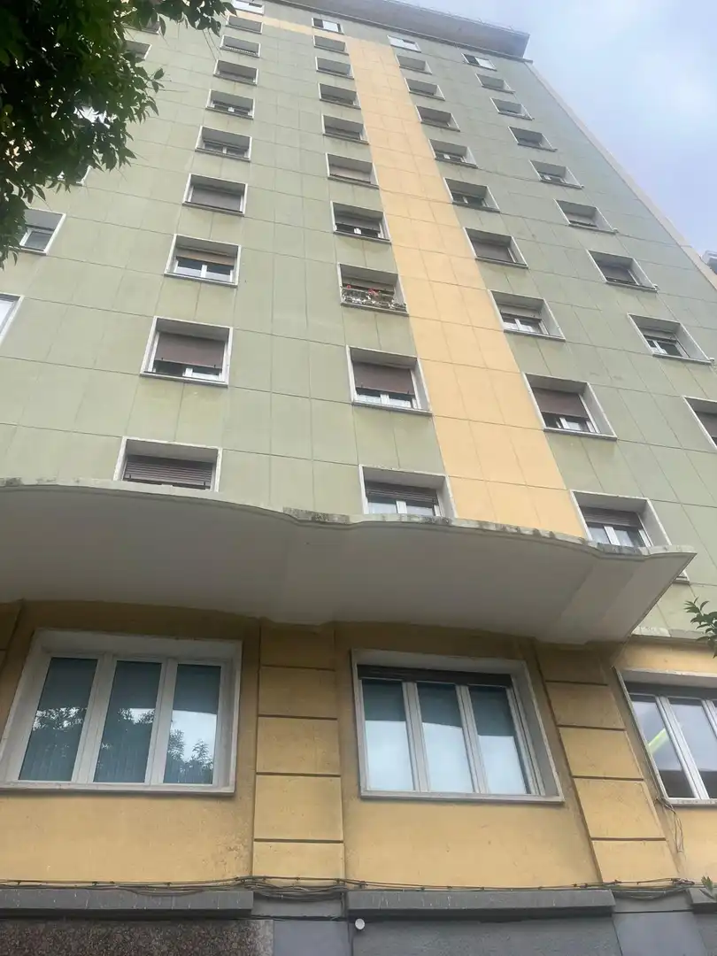Vista exterior de Pis en venda en Bilbao  amb Calefacció