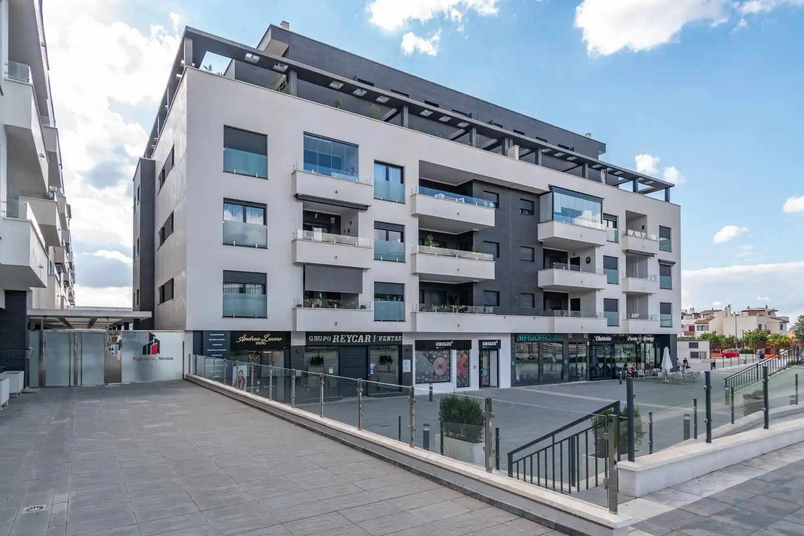 Vista exterior de Pis en venda en Armilla amb Calefacció, Terrassa i Traster