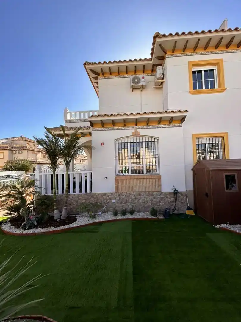 Vista exterior de Dúplex en venta en Orihuela con Aire acondicionado, Jardín privado y Amueblado