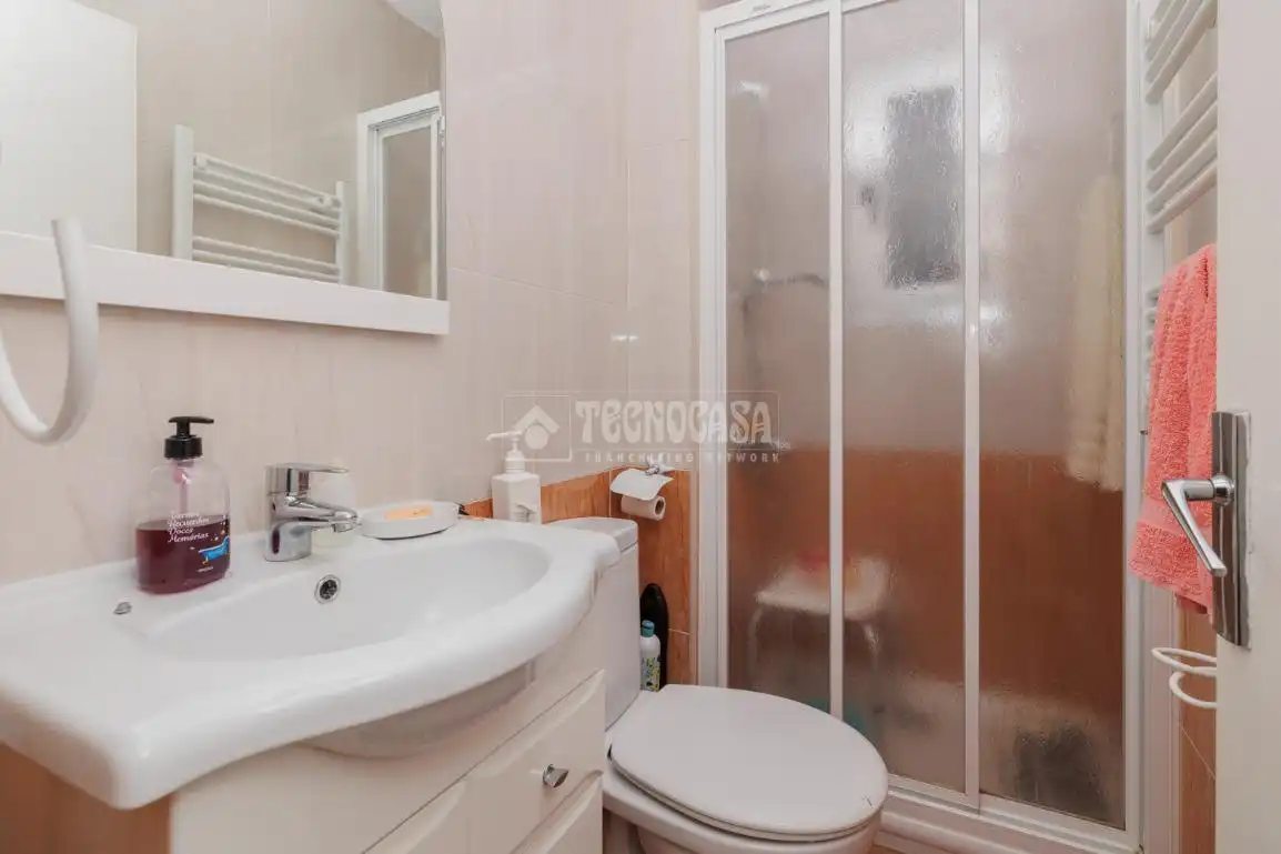 Bathroom of Flat for sale in Madrid  with Air Conditioner, Heating and Terrace