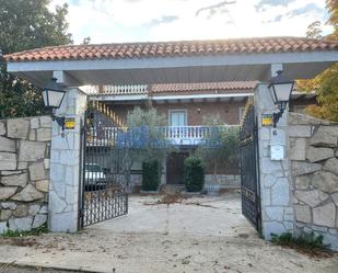 Vista exterior de Casa o xalet en venda en Hormigos amb Calefacció, Terrassa i Piscina